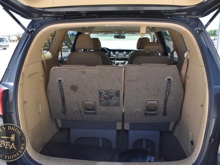 2015-kia-sedona-lx-image-24