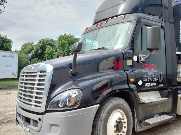 2015-freightliner-108sd-plus-image-2
