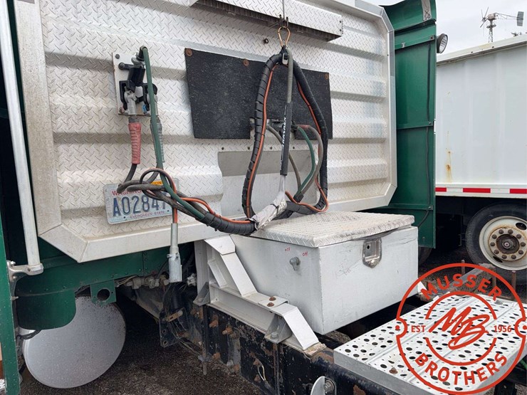 1997-freightliner-fld120-image-12