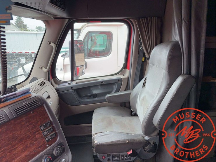 2013-freightliner-cascadia-125-image-21