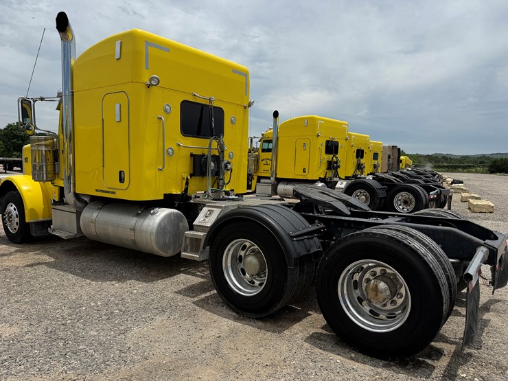 2014-peterbilt-389-image-7