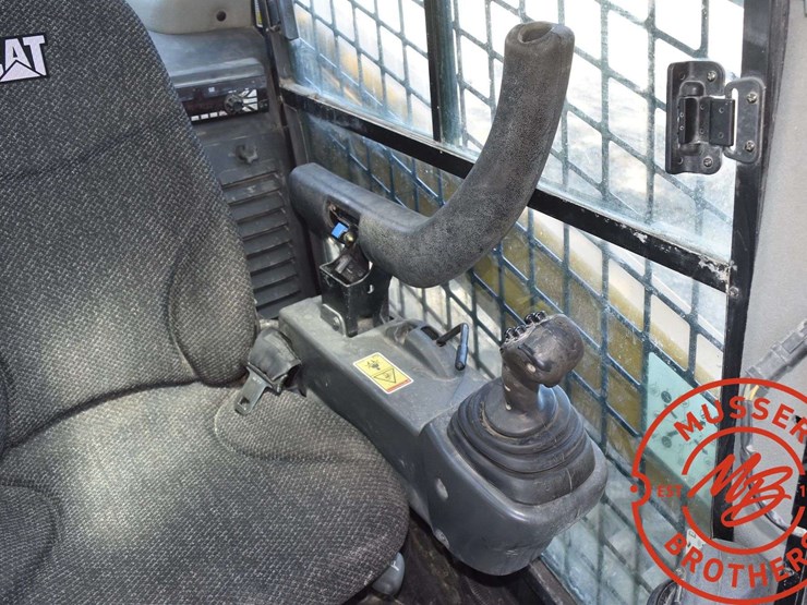 2016-caterpillar-d2-image-45