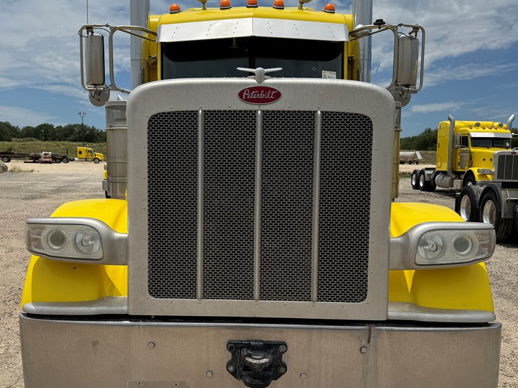 2015-peterbilt-389-image-2