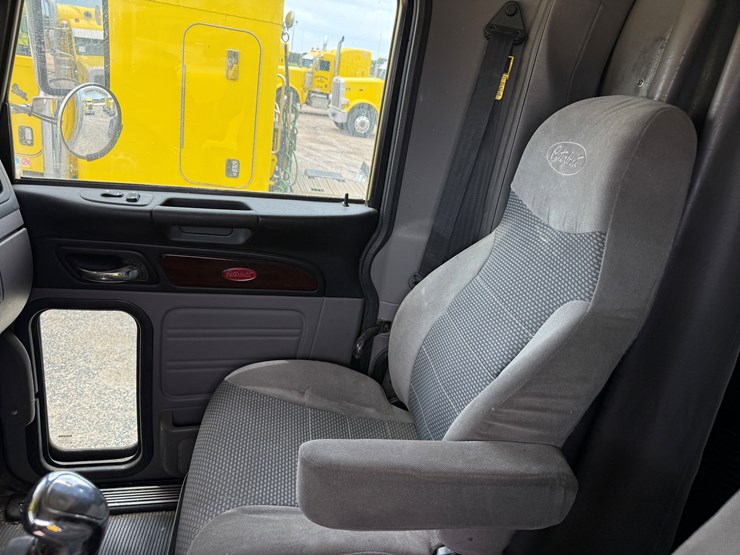 2015-peterbilt-389-image-10