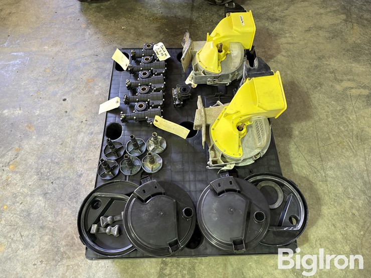 john-deere-planter-units-covers,-handles,-drives-image-4