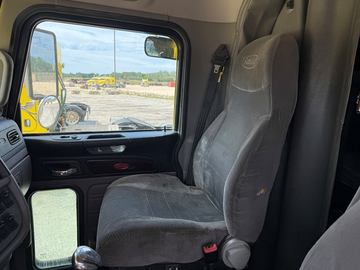 2015-peterbilt-389-image-13
