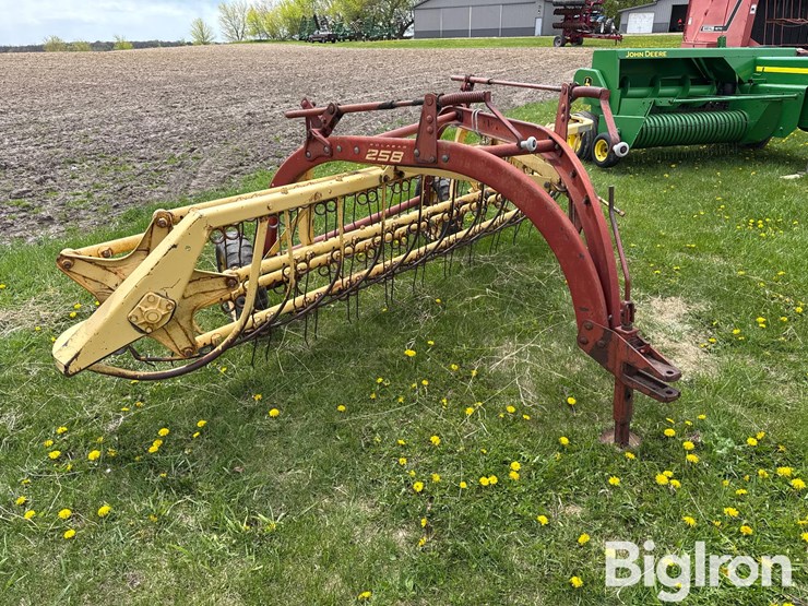 new-holland-258-image-3