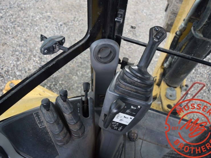 2016-caterpillar-420f2-it-image-25