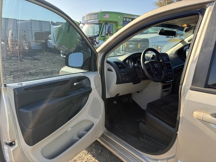 2016-dodge-grand-caravan-image-13