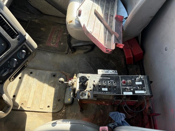 2012-freightliner-114sd-image-23