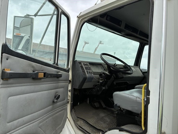 2002-freightliner-fl80-image-11