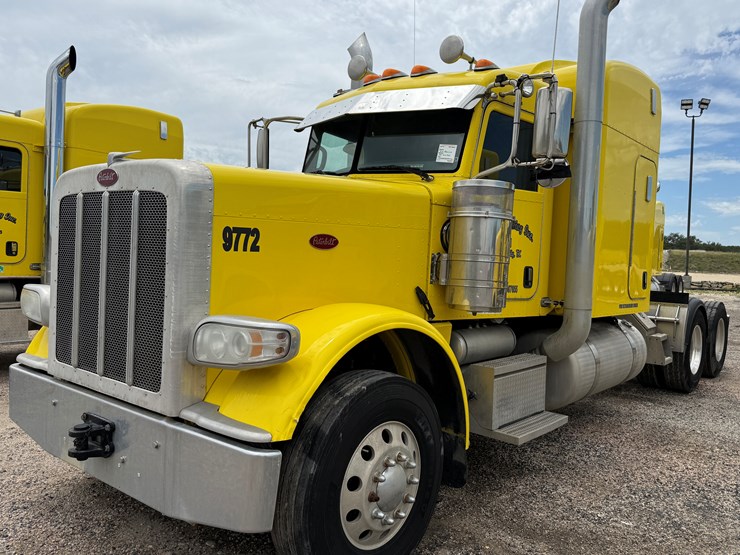 2015-peterbilt-389-image-1