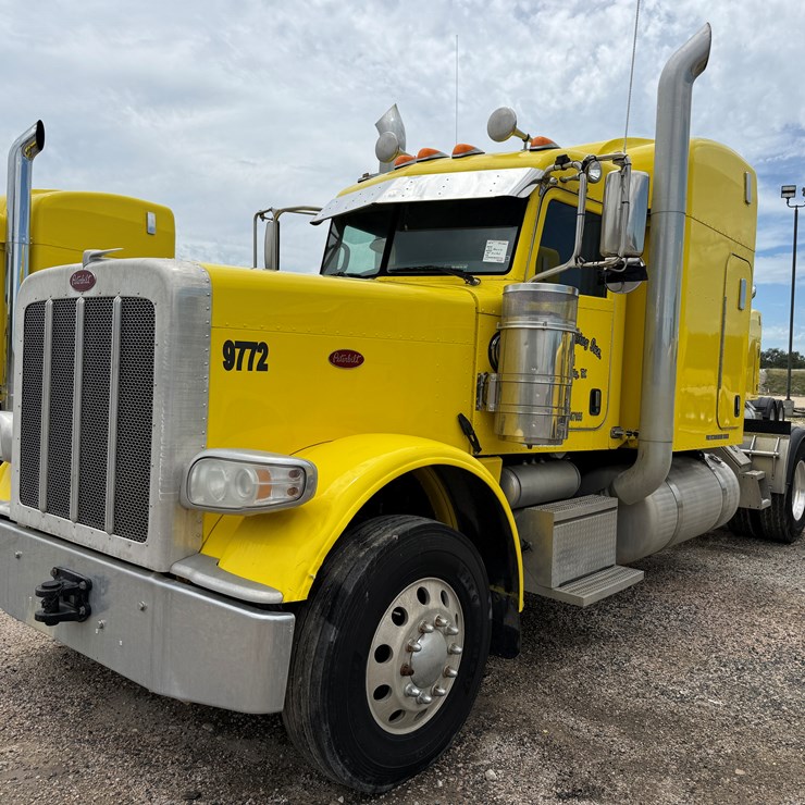 2015 PETERBILT 389