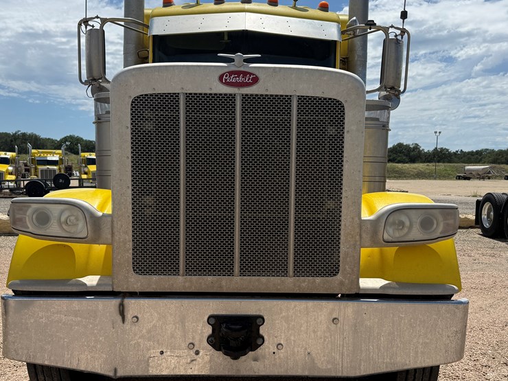 2014-peterbilt-389-image-2