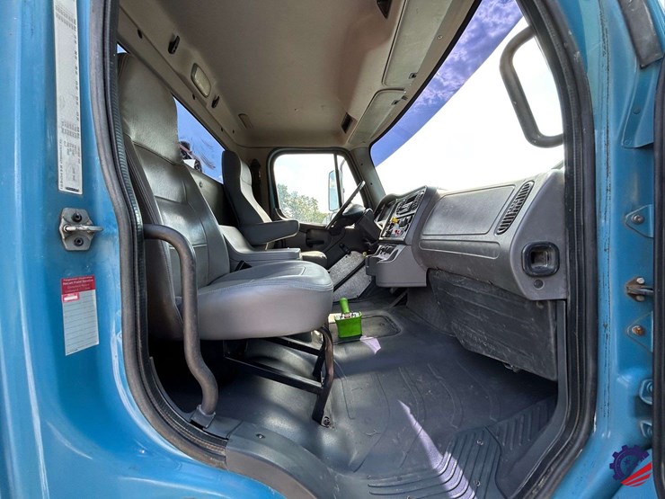 2010-freightliner-m2-106-image-101