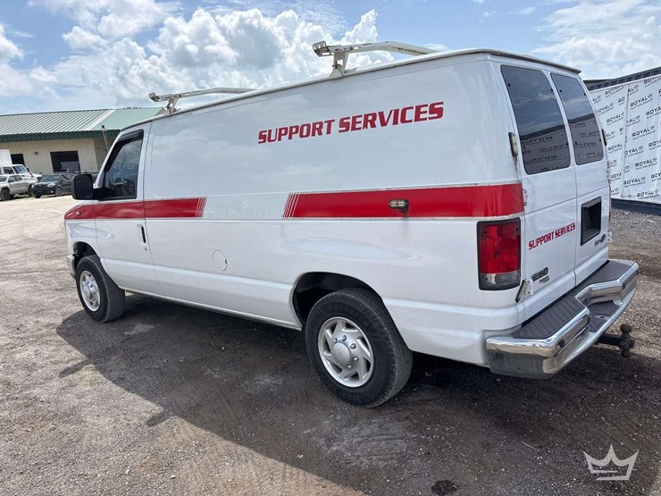 2014-ford-e-150-cargo-van-image-4