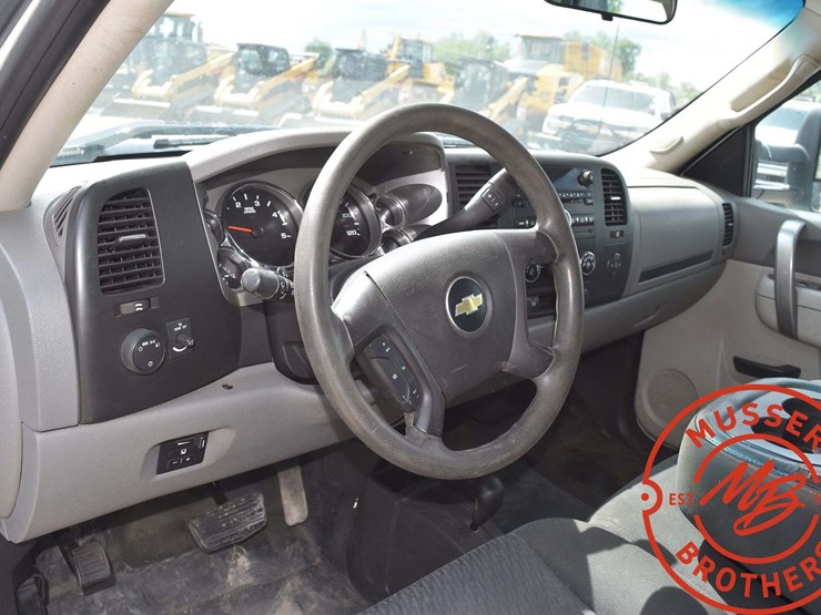 2013-chevrolet-3500-image-34