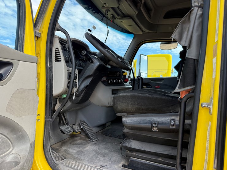 2018-peterbilt-567-image-11