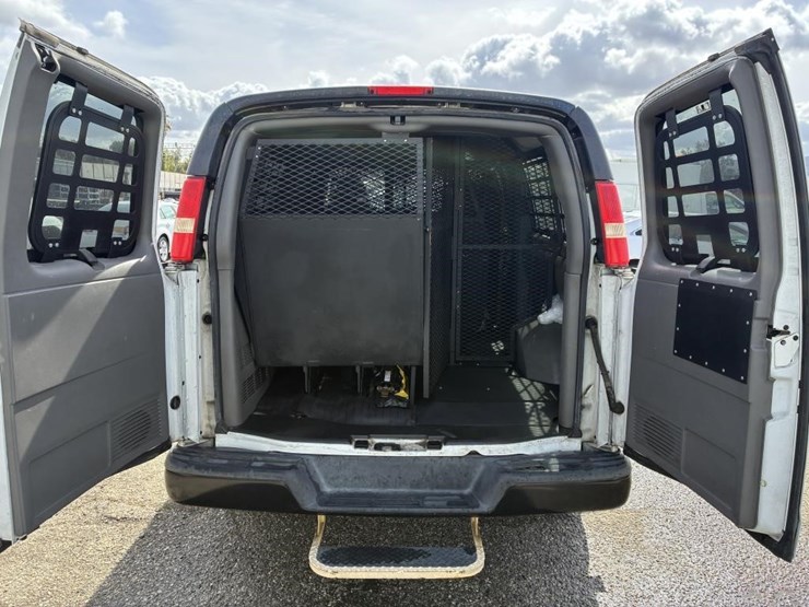 2013-chevrolet-express-3500-image-13