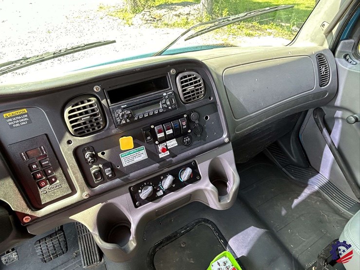 2010-freightliner-m2-106-image-117