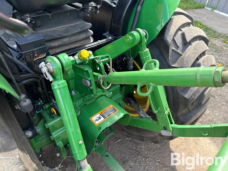 2015-john-deere-3046r-image-18