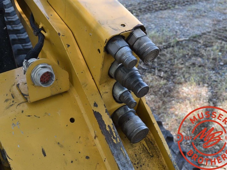 2016-caterpillar-d2-image-33
