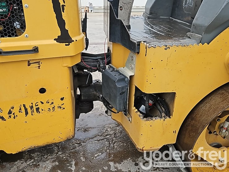 2019-caterpillar-cb24b-image-12