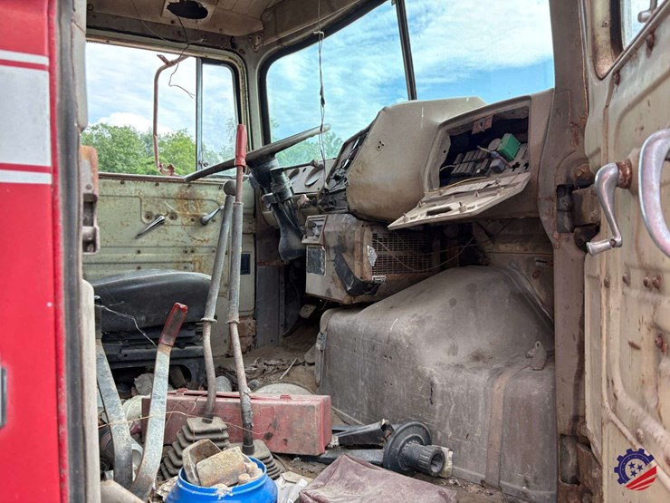 1981-mack-dm685s-image-25