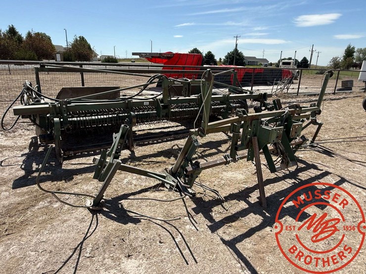 1993-pickett-12-row-bean-cutter-image-2