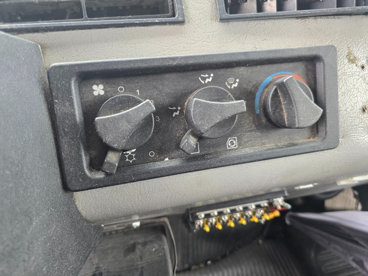 2001-freightliner-fl60-image-55