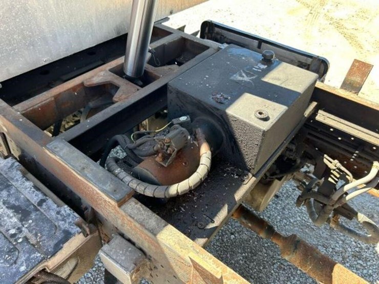 2015-isuzu-nrr-image-47