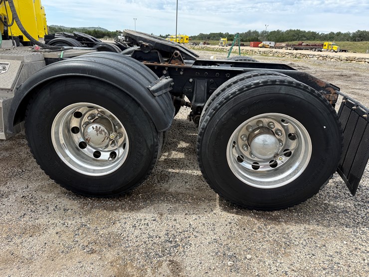 2015-peterbilt-389-image-17
