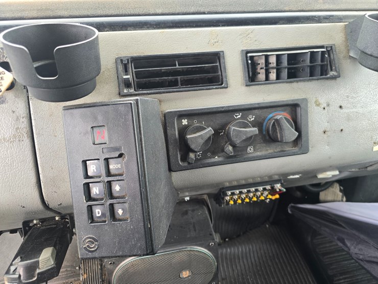 2001-freightliner-fl60-image-53