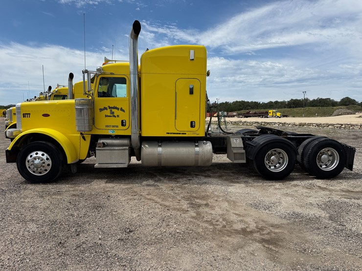 2015-peterbilt-389-image-8