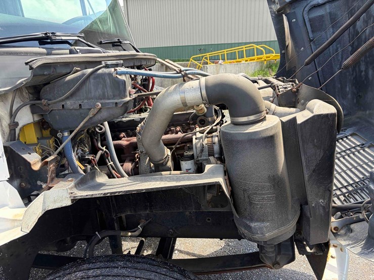 2001-freightliner-fl70-image-12