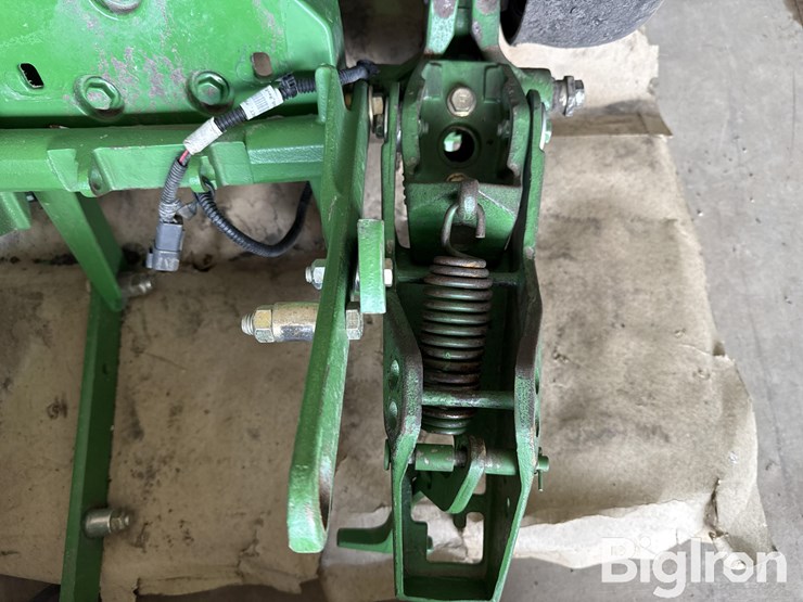 john-deere-planter-units-w/roller-wheels-image-11