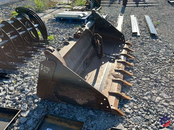 hd-4-1-bucket-w/-teeth-attachment-image-8