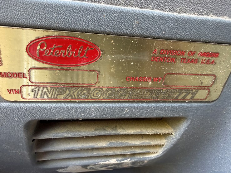 2015-peterbilt-389-image-19