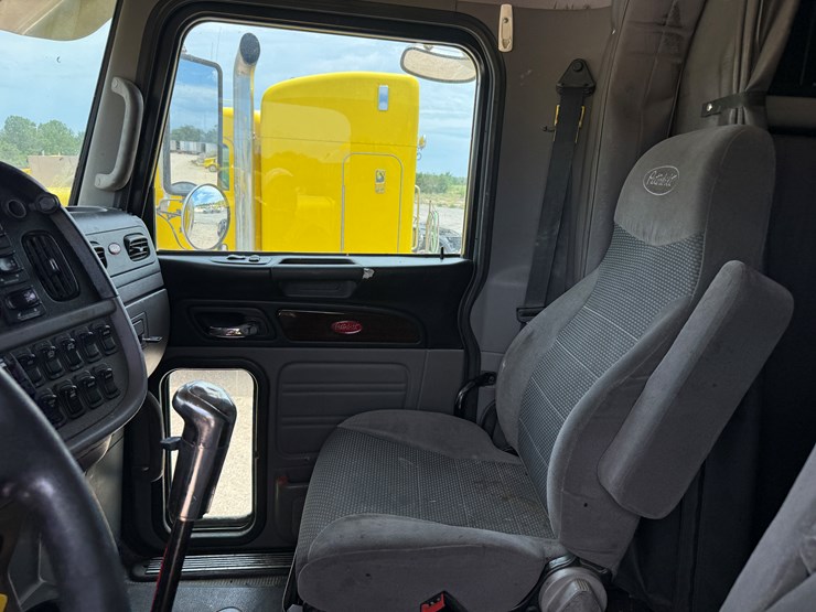 2014-peterbilt-389-image-13