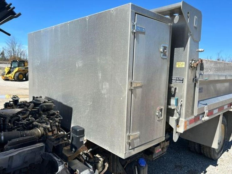 2015-isuzu-nrr-image-28
