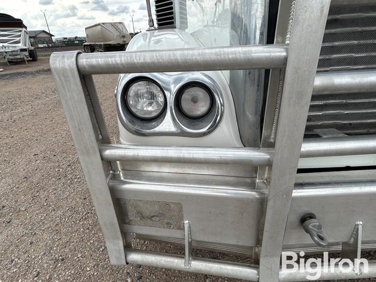 2017-freightliner-coronado-132-image-10