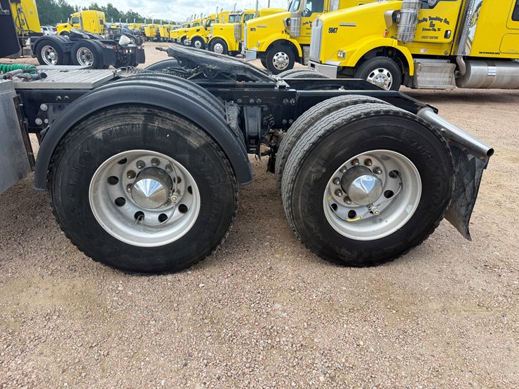 2014-peterbilt-389-image-17