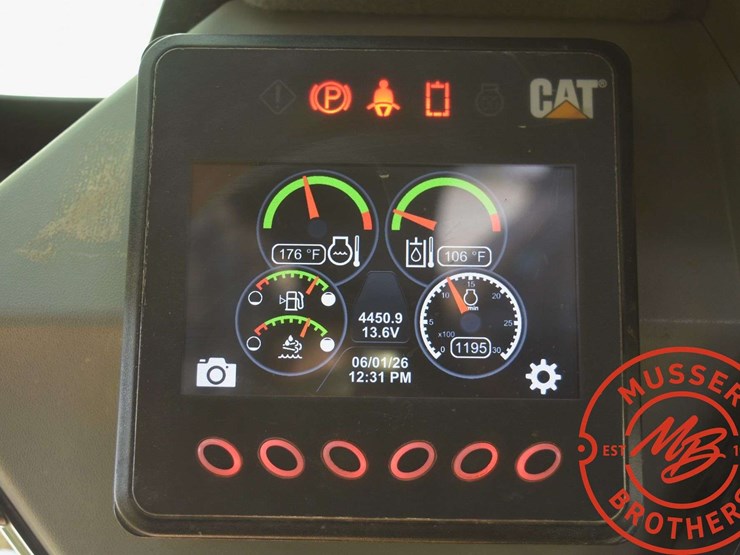 2017-caterpillar-d2-image-50
