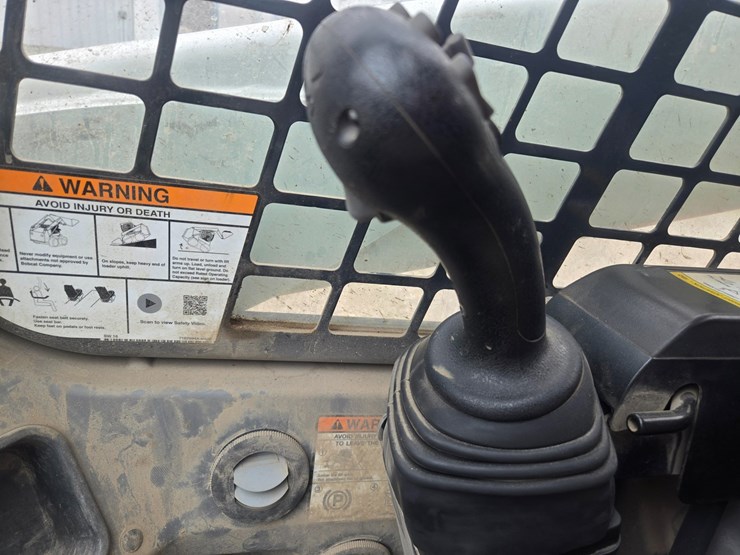 2023-bobcat-t770-image-31