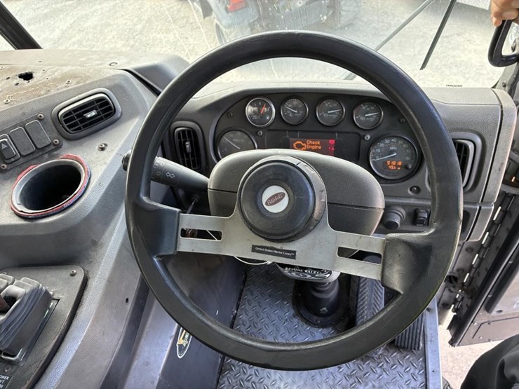2014-peterbilt-320-image-13