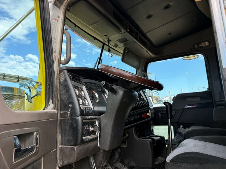 2014-kenworth-t800-image-15