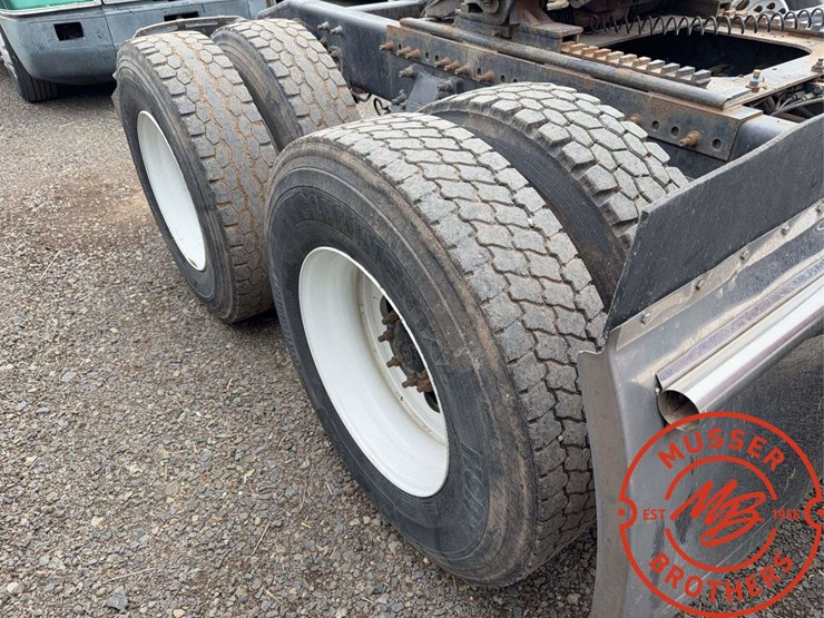 2007-freightliner-columbia-120-image-12