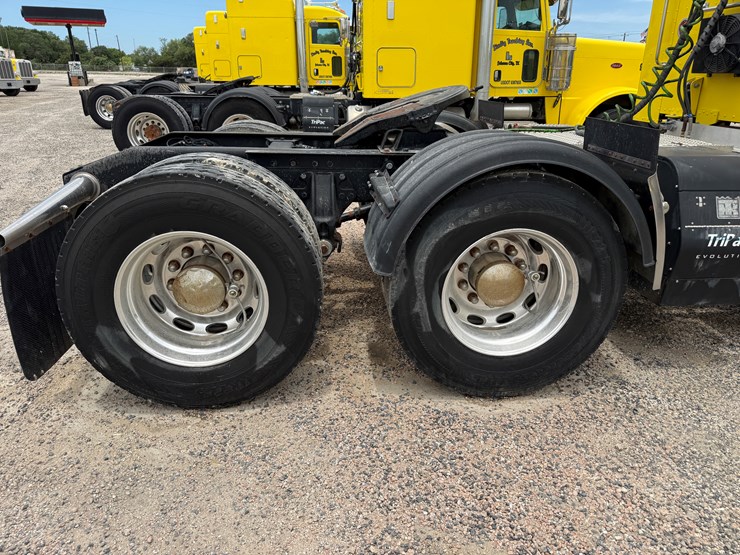 2015-peterbilt-389-image-15