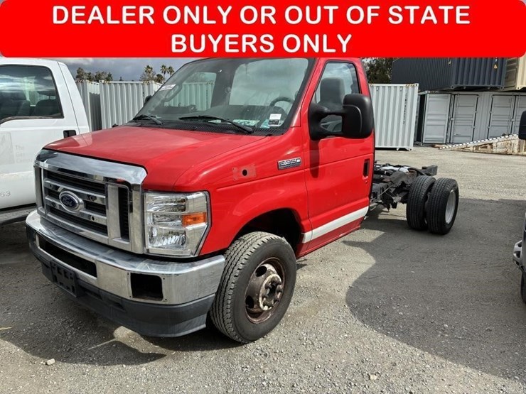 2022-ford-e350-image-1