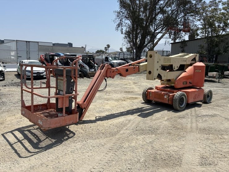 2011-jlg-e400ajpn-image-1
